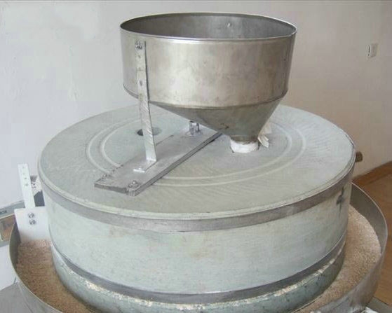 鑫峰石磨面粉機(jī)廠家小編為您簡(jiǎn)述石磨單機(jī)常見故障原因有哪些？